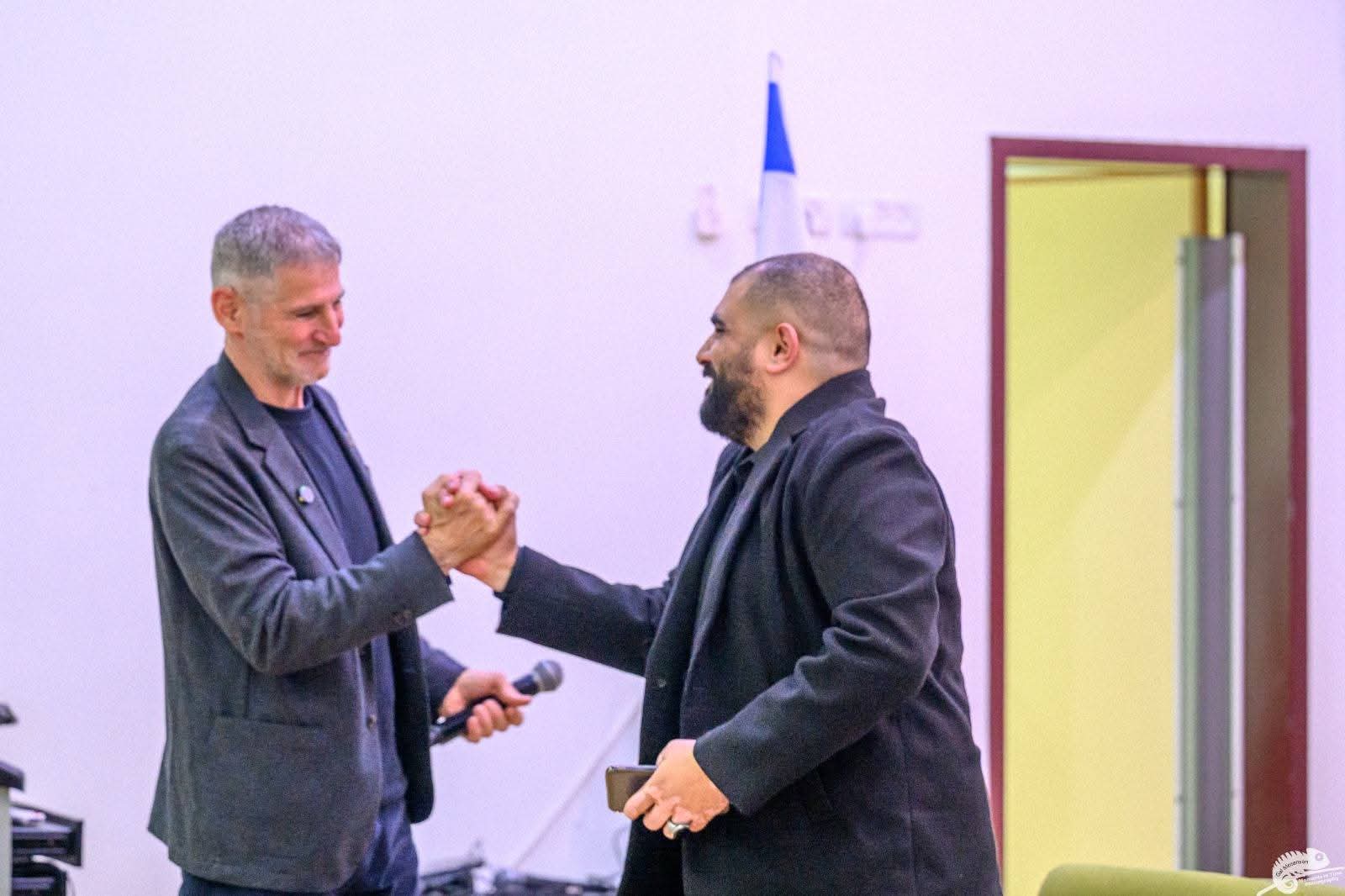 גאלב סלאמנה בלחיצת יד