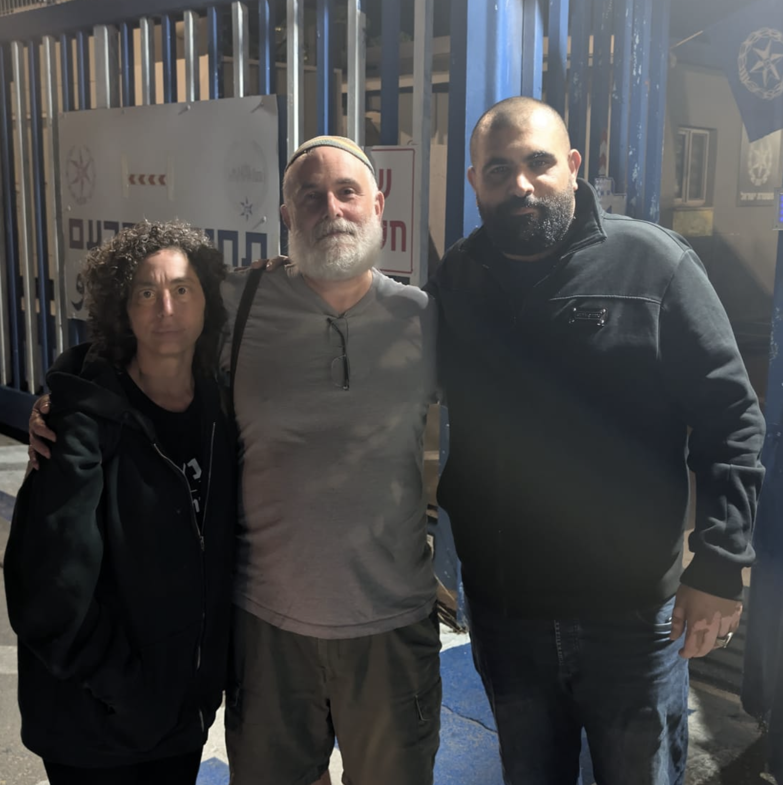 גאלב עם פעילים ליד שער